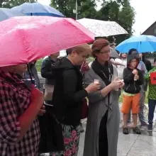 Zobacz zdjęcie: Deszcz nie straszny – kolejny raz ludzie spotkali się przed Sądem w Bolesławcu