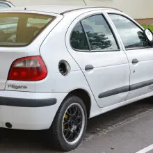 Zobacz zdjęcie: Biały Renault straszy przy II LO