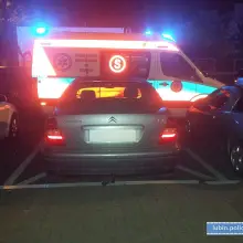 Zobacz zdjęcie: Zablokował drogę pożarową. Pogotowie miało problem z transportem pacjenta