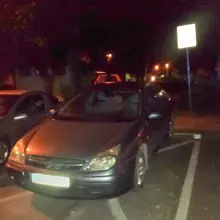 Zobacz zdjęcie: Zablokował drogę pożarową. Pogotowie miało problem z transportem pacjenta