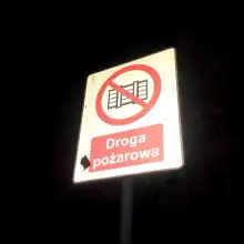 Zobacz zdjęcie: Zablokował drogę pożarową. Pogotowie miało problem z transportem pacjenta