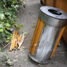 Zobacz zdjęcie: W nocy ukradł śmietnik z przystanku. Rano przyszedł go zdemolować