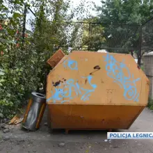 Zobacz zdjęcie: W nocy ukradł śmietnik z przystanku. Rano przyszedł go zdemolować