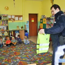 Zobacz zdjęcie: Dzielnicowi odwiedzili przedszkolaków