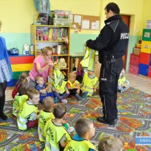 Zobacz zdjęcie: Dzielnicowi odwiedzili przedszkolaków