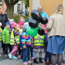 Zobacz zdjęcie: Przedszkolaki zachęcały do udziału w akcji „Nasze miasto oddycha”