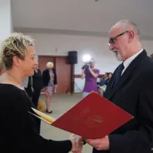 Zobacz zdjęcie: Nauczyciele i dyrektorzy szkół z Gminy Bolesławiec uhonorowani