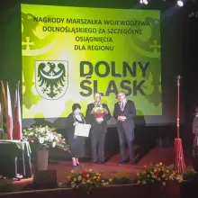 Переглянути фотографію: Музей кераміки, Цех різних ремесел і малого підприємництва та Krystyna Gay-Kutschenreiter відзначені Управлінням маршалка Нижньосілезького воєводства