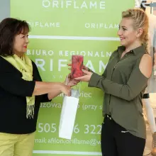 Zobacz zdjęcie: Anika Fiłon z Oriflame wręcza upominki naszej uczestniczce Metamorfoz