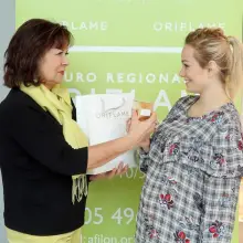 Zobacz zdjęcie: Anika Fiłon z Oriflame wręcza upominki naszej uczestniczce Metamorfoz