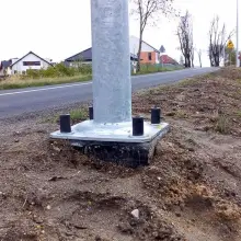 Zobacz zdjęcie: Latarnie na Kosiby stawiają przy samym asfalcie. A gdzie chodnik?! – pyta Czytelnik. Co na to magistrat?
