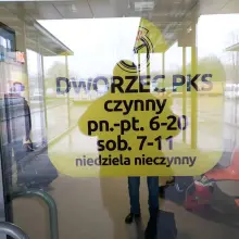 Zobacz zdjęcie: Tabliczka z godzinami otwarcia dworca PKS