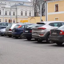 Zobacz zdjęcie: Problem z parkingiem przy starostwie. W przyszłym roku postawią tam bramki?