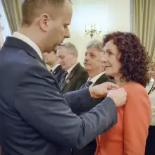 Zobacz zdjęcie: Prezes Ceramiki Artystycznej Helena Smoleńska odznaczona przez wojewodę