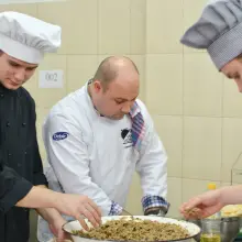 Zobacz zdjęcie: Trwa Świąteczny Kiermasz z Sercem w ZSOiZ. Wśród osób, które przygotowują potrawy, jest znakomity kucharz i twarz firmy Knorr Robert Poliński