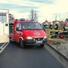 Zobacz zdjęcie: Wypadek w Godzieszowie: auto dachowało. Kierowca ciężko ranny