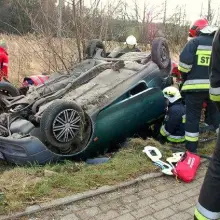 Zobacz zdjęcie: Wypadek w Godzieszowie: auto dachowało. Kierowca ciężko ranny