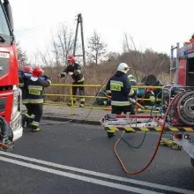 Zobacz zdjęcie: Wypadek w Godzieszowie: auto dachowało. Kierowca ciężko ranny