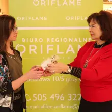 Zobacz zdjęcie: Anika Fiłon z Oriflame wręcza upominki naszej uczestniczce Metamorfoz