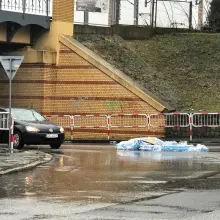 Zobacz zdjęcie: Niebezpiecznie przy Tamka. Zgrzewka wody mineralnej na drodze