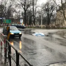 Zobacz zdjęcie: Niebezpiecznie przy Tamka. Zgrzewka wody mineralnej na drodze