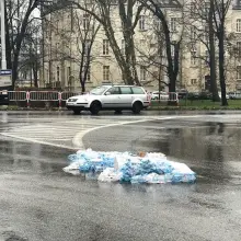 Zobacz zdjęcie: Niebezpiecznie przy Tamka. Zgrzewka wody mineralnej na drodze