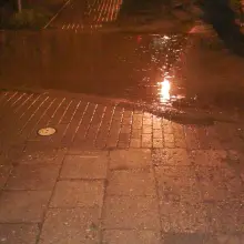 Zobacz zdjęcie: Dolne Młyny: Bajoro na środku chodnika. „Tędy dzieci mają iść do szkoły...”