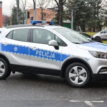Zobacz zdjęcie: Policjanci z Warty Bolesławieckiej z nowym radiowozem. Zakup współfinansował burmistrz gminy Warta Mirosław Haniszewski