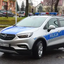 Zobacz zdjęcie: Policjanci z Warty Bolesławieckiej z nowym radiowozem. Zakup współfinansował burmistrz gminy Warta Mirosław Haniszewski