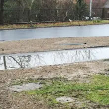 Zobacz zdjęcie: Staroszkolna: basen zamiast chodnika