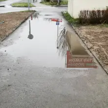 Zobacz zdjęcie: Staroszkolna: basen zamiast chodnika