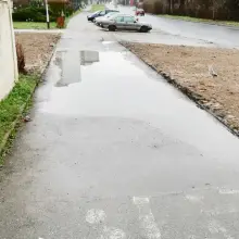 Zobacz zdjęcie: Staroszkolna: basen zamiast chodnika