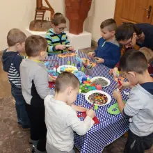 Zobacz zdjęcie: Stroje i maski karnawałowe. Zaproszenie na warsztaty do Muzeum Ceramiki
