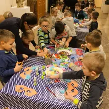 Zobacz zdjęcie: Stroje i maski karnawałowe. Zaproszenie na warsztaty do Muzeum Ceramiki