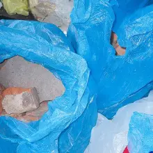 Zobacz zdjęcie: Wyrzucił gruz do obudowy śmietnikowej, dostał mandat