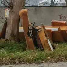 Переглянути фотографію: Сміття біля сміттєвого контейнера