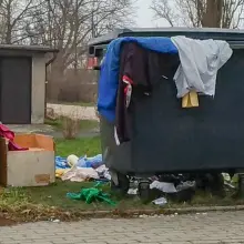 Переглянути фотографію: Сміття біля сміттєвого контейнера