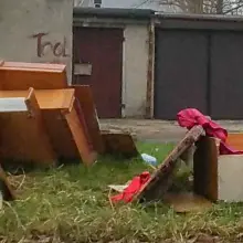 Переглянути фотографію: Сміття біля сміттєвого контейнера