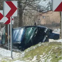 Zobacz zdjęcie: Auto wypadło na zakręcie między Zebrzydową a Czerną