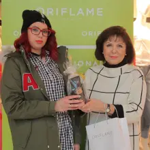 Zobacz zdjęcie: Anika Fiłon z Oriflame wręcza upominki naszej uczestniczce Metamorfoz