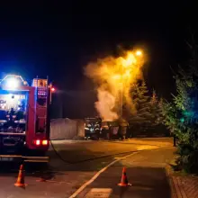 Zobacz zdjęcie: Strażacy gaszą auto przy ul. Czerwonych Maków