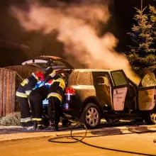 Zobacz zdjęcie: Strażacy gaszą auto przy ul. Czerwonych Maków