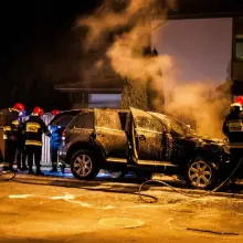 Zobacz zdjęcie: Strażacy gaszą auto przy ul. Czerwonych Maków