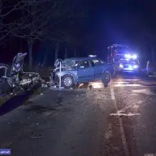 Zobacz zdjęcie: Policjanci gasili płonący pojazd, w którym zakleszczona była 57-letnia kobieta
