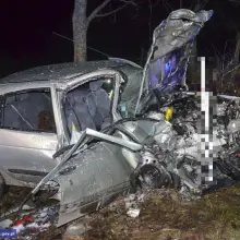 Zobacz zdjęcie: Policjanci gasili płonący pojazd, w którym zakleszczona była 57-letnia kobieta