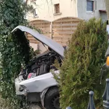 Zobacz zdjęcie: Łaziska: Volvo wypadło z drogi i staranowało ogrodzenie
