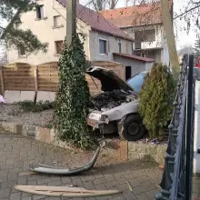 Zobacz zdjęcie: Łaziska: Volvo wypadło z drogi i staranowało ogrodzenie