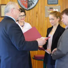 Zobacz zdjęcie: Pomagali przy Opłatku. Wolontariusze z powiatowych szkół uhonorowani