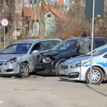 Zobacz zdjęcie: Wypadek koło stadionu, zderzyły się dwa auta