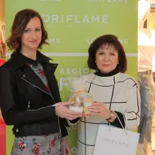 Zobacz zdjęcie: Anika Fiłon z Oriflame wręcza upominki naszej uczestniczce Metamorfoz